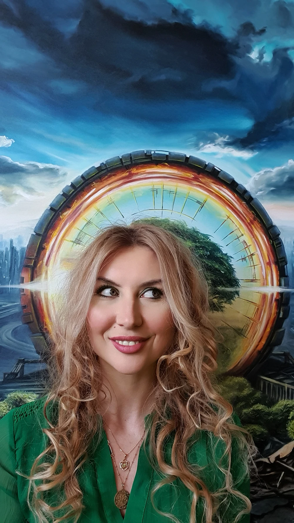 Diana True na tle swojego obrazu z motywem portalu